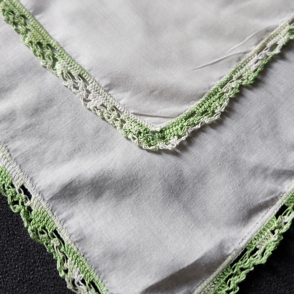 VINTAGE HAND CROCHET HANDKERCHIEF